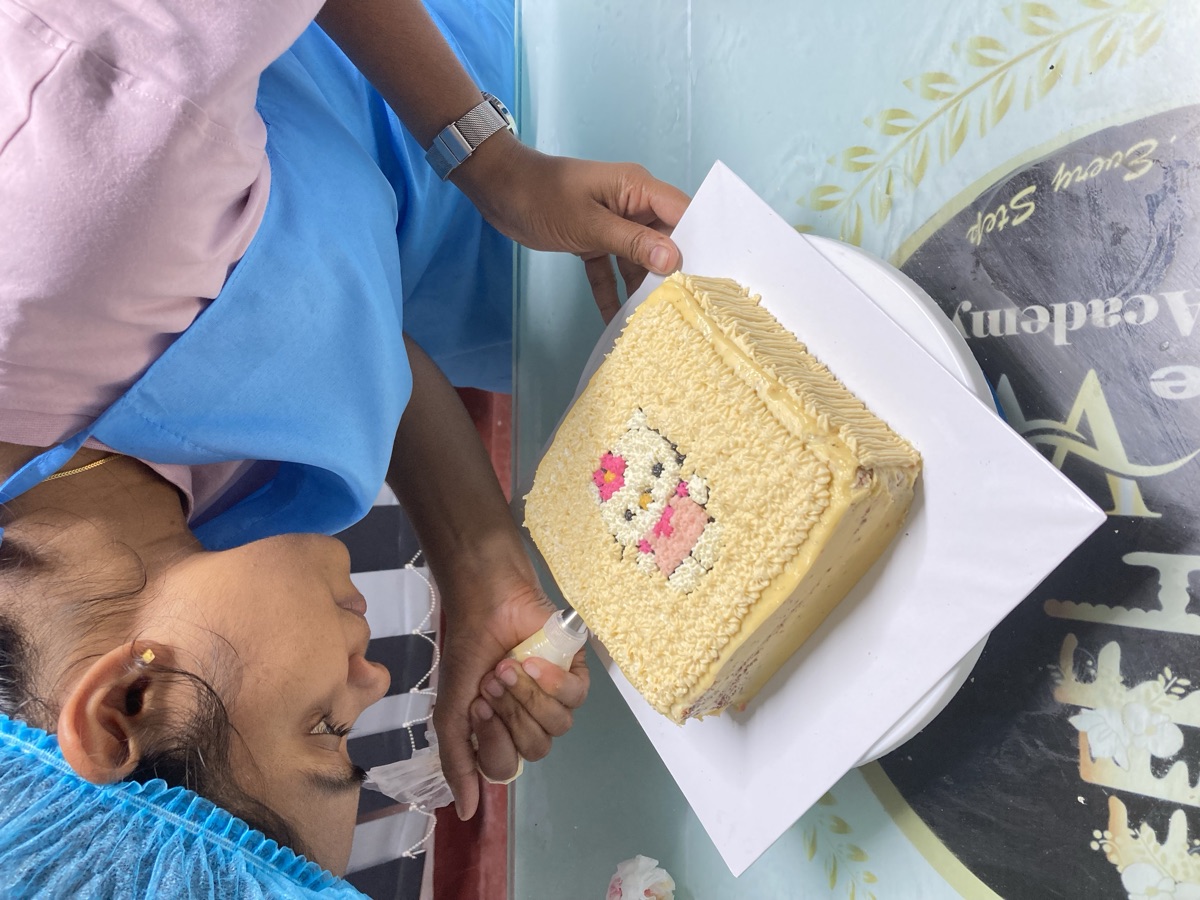 Hello kitty cake decoration